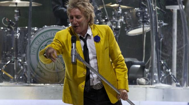 artistul britanic rod stewart a primit titlul de cavaler din partea printului william