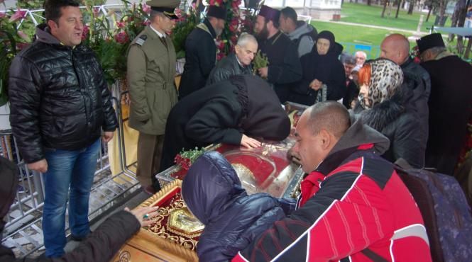 65 000 de pelerini au trecut pe la moastele sfintei parascheva