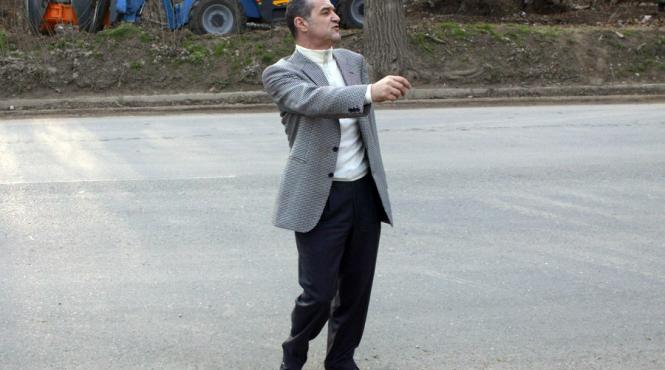 gigi becali a dus ajutoare pentru sinistratii din galati si ii ajuta sa si repare casele