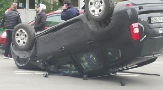 accident spectaculos in drumul taberei un sofer s a rasturnat cu masina in timp ce vorbea la telefon