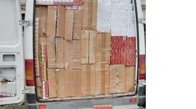 alba tigari de contrabanda confiscate de politisti un tanar de 21 de ani le transporta cu o autoutilitara