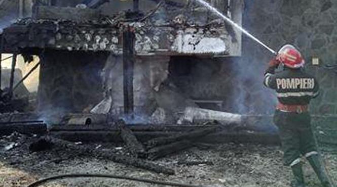 scena festivalului de la garana mistuita de flacari