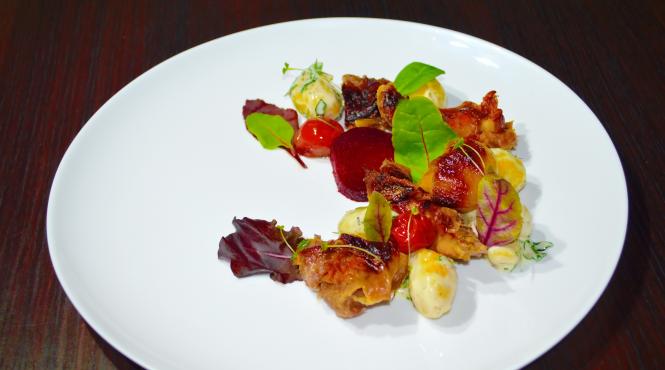 friptura din pulpa de miel cu salata de cartofi cu tarhon si carpaccio de sfecla rosie