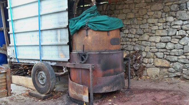 dambovita mii de litri de alcool si instalatii artizanale descoperite in urma perchezitiilor de luni 19 mandate de aducere puse in executare