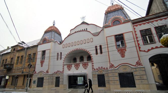 tencuiala cazuta acoperis prin care ploua si igrasie la teatrul de arta deva