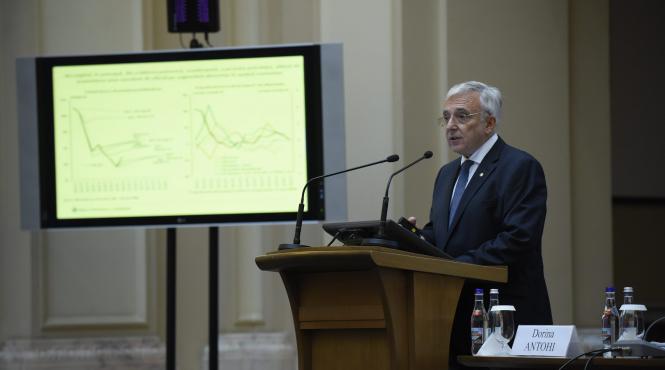 isarescu se ia de banci renuntati la tupeism