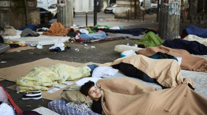 jungla de la calais a fost desfiintata o parte din migrantii evacuati dorm acum pe strazile din paris