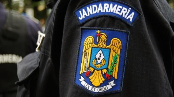 un jandarm din huedin a bagat spaima in copii dintr o gradinita dupa ce a spart mai multe geamuri