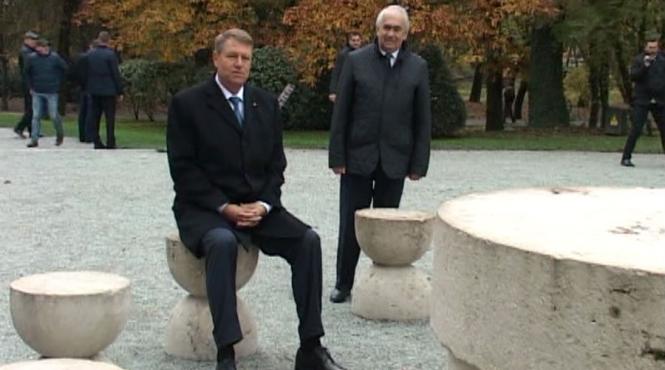 gafa monumentala iohannis poza sezut la masa tacerii