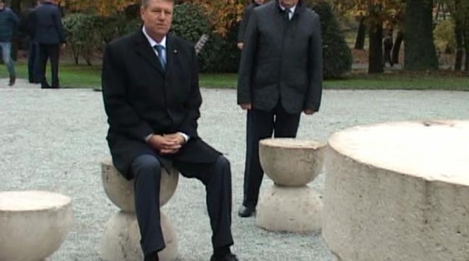 reactia lui iohannis la comentariile legate de fotografia in care acesta sta asezat la masa tacerii