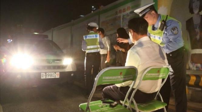 pedeapsa inedita in china pentru conducatorii auto care ii orbesc pe soferi cu faza lunga a farurilor