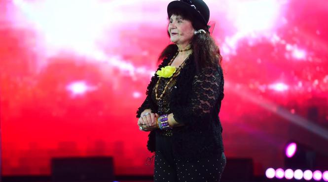 de la x factor la iumor veronica fermecatoarea si elvis de colentina