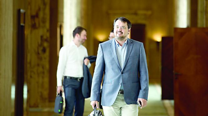 tehnocratii vor sa zboare in dubai dupa fonduri ue