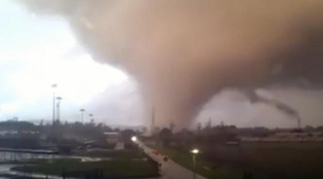 video o tornada uriasa a ucis doi oameni in italia