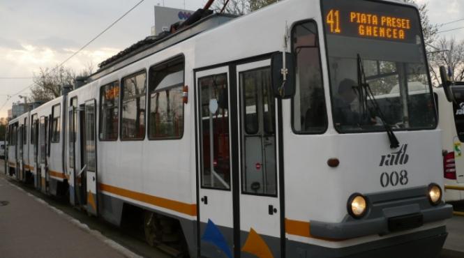 un nou accident pe linia tramvaiului 41 o masina a intrat intr un vagon si a blocat traficul