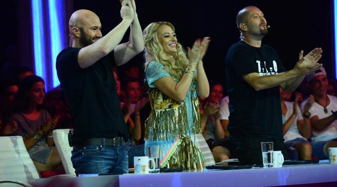 premiera la iumor cheloo se ridica pentru prima data in picioare si aplauda o concurenta