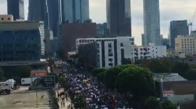 100 de mii de oameni protesteaza in los angeles