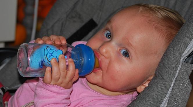 cercetatorii recomanda bebelusii nu trebuie sa bea apa