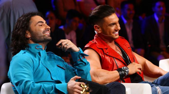 pepe inventeaza povesti si se joaca acasa cu fetitele sale de a next star