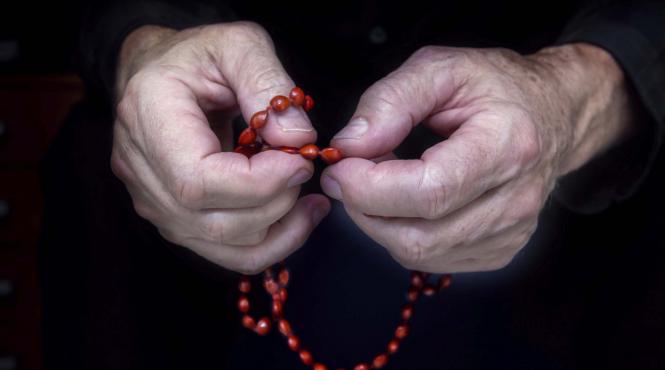 sinucidere socanta un preot si a infipt un cutit in inima
