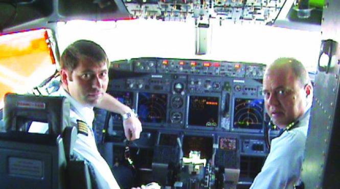 adrian preda pilot tarom exista un oarecare hazard noaptea cand operezi fara lumini pe pista 08 l de pe aeroportul henri coanda