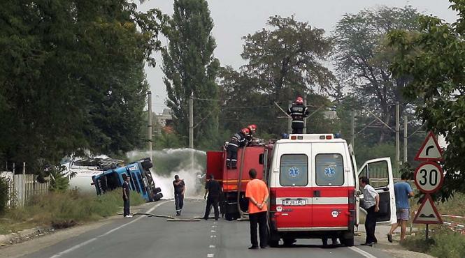 caras severin o cisterna incarcata cu bitum lichid s a rasturnat pe dn6 intre teregova si domasnea