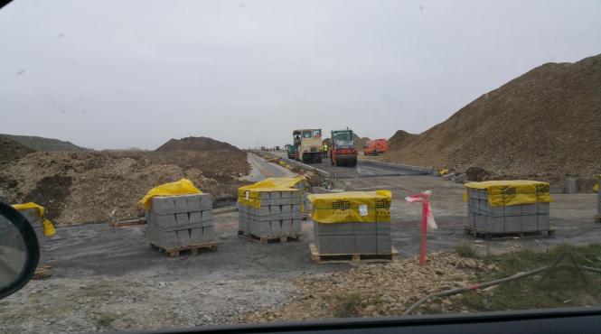 video lucrarile pe a3 bucuresti ploiesti avanseaza se toarna asfalt pe bretelele de legatura cu voluntari