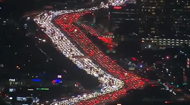 video trafic infernal in los angeles cu ocazia zilei recunostintei