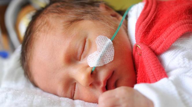 fetita de 2 ani in coma alcoolica la spital dupa ce a mancat pufuleti imbibati in alcool