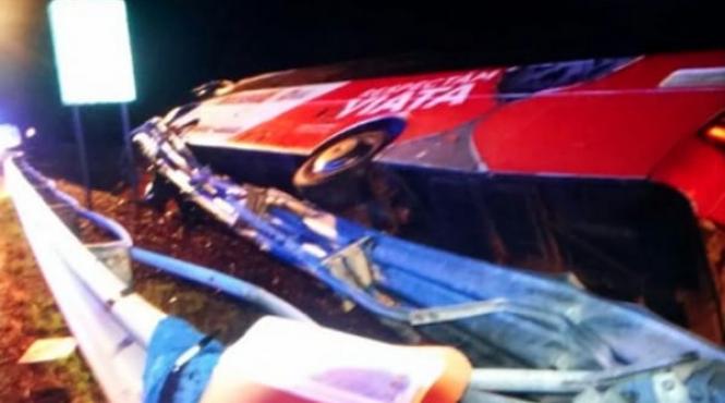 un autocar cu 36 de pasageri romani s a rasturnat in italia cel putin 8 persoane au fost ranite