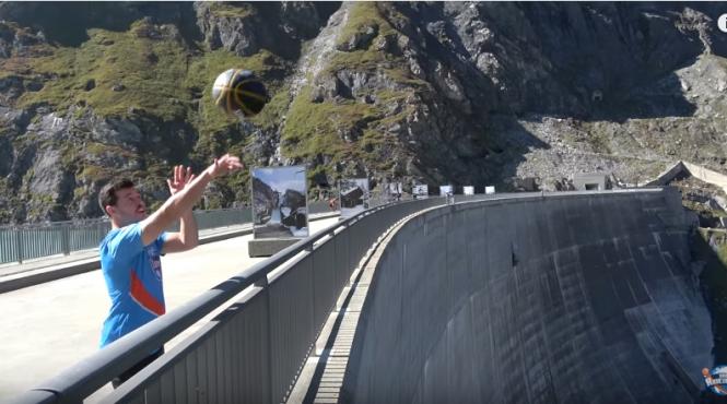 video aruncarea la cosul de baschet care a intrat in cartea recordurilor