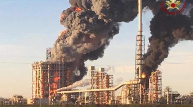 explozie puternica la o rafinarie din italia oamenii sunt sfatuiti sa ramana in case