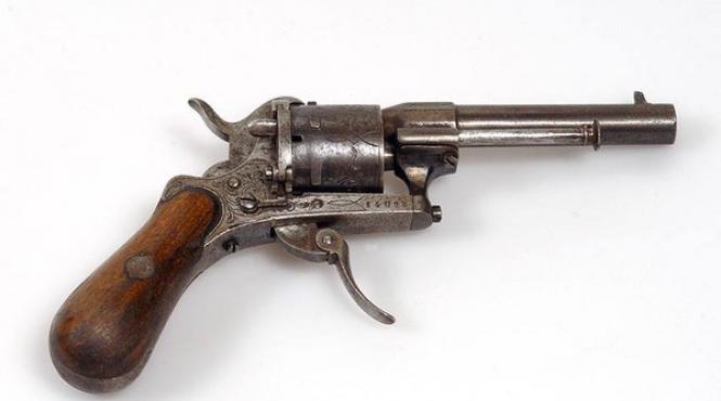 pistolul cu care verlaine a tras asupra lui rimbaud vandut la licitatie la paris