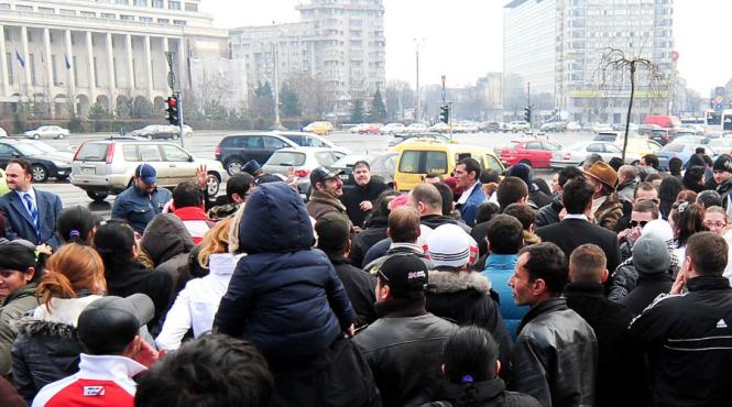 protest al persoanelor cu dizabilitati in piata victoriei