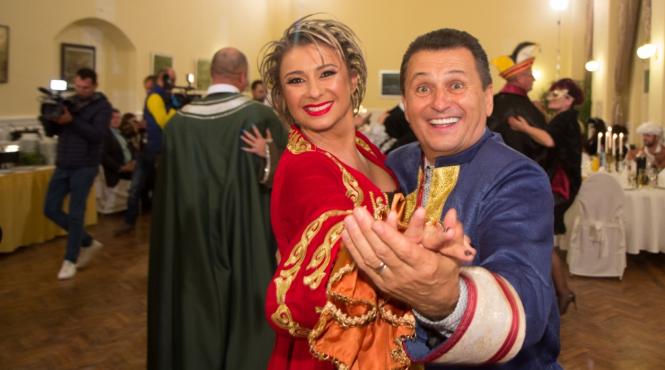 anamaria prodan s a indragostit de costumele de epoca mi as fi dorit sa traiesc in acele vremuri acele costume minunate le as purta toata viata