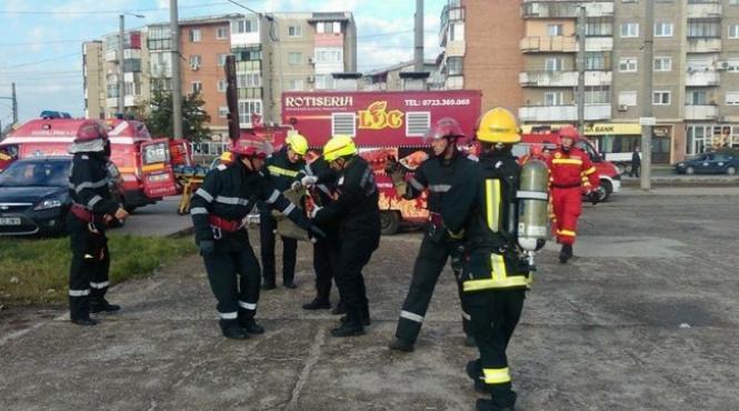 explozie la un apartament din bucuresti o femeie a sarit pe fereastra