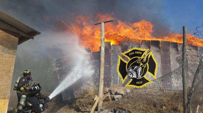 incendii de proportii in chile doua case au fost distruse iar alte 100 evacuate