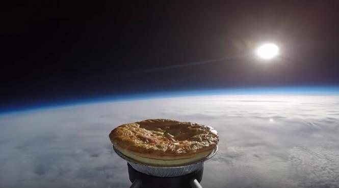 video o placinta a fost trimisa in spatiu pentru a se coace la temperaturile inalte ale stratosferei