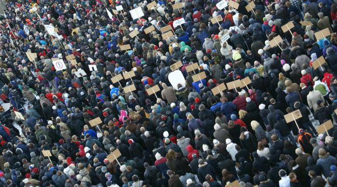 mii de persoane protesteaza in fata palatului prezidential din varsovia pentru apararea libertatii presei