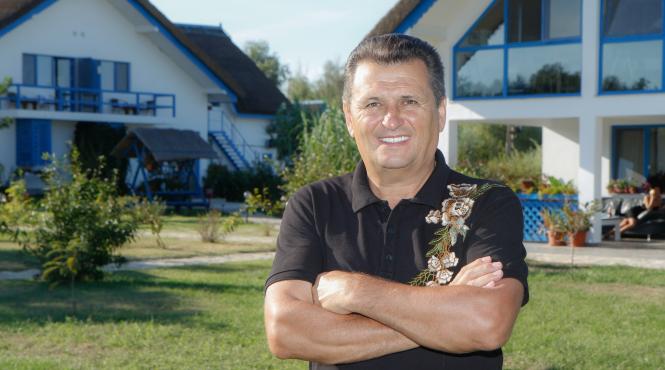 nea marin tatal meu venea cu noi la colindat sa ne pazeasca de caini