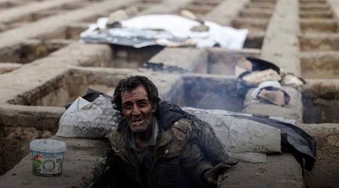 fotografii cutremuratoare publicate intr un fotoreportaj despre oameni care traiesc in morminte