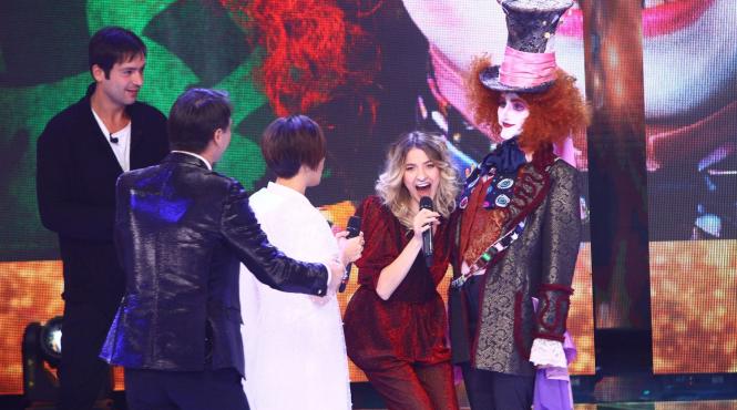 lidia buble il saruta pe gura pe palarierul din alice in tara minunilor