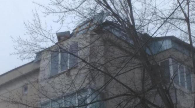 braila acoperisul unui bloc cu patru etaje din municipiu s a dislocat de vantulul puternic