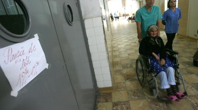 iasi o pacienta in coma a ramas blocata in liftul spitalului