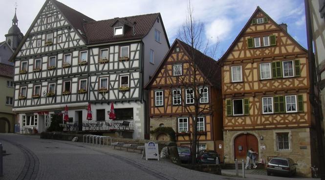 un roman este mana dreapta a unui angajator german