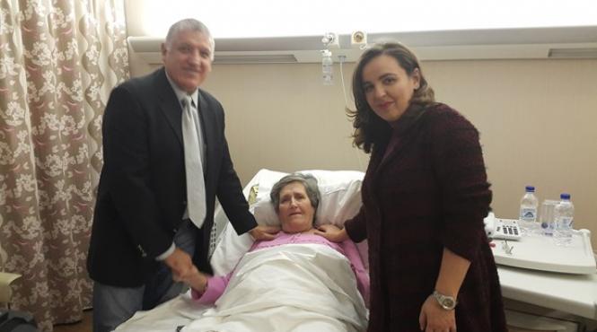 premiera mondiala o bunica si a nascut propria nepoata la 67 de ani