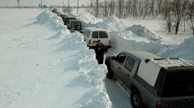 autocar cu 42 de copii blocat in nameti intre pasul prislop si semenic