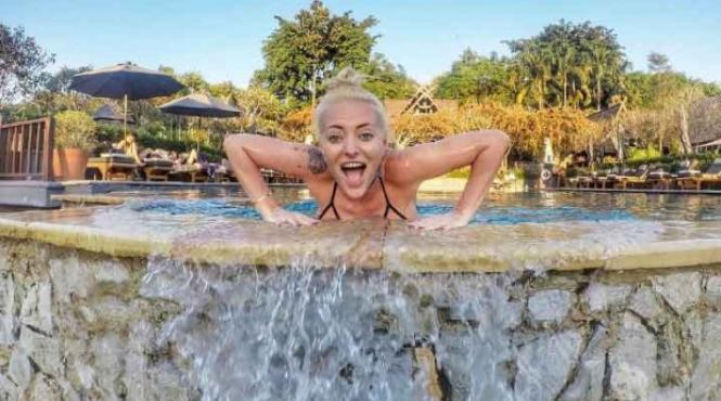 delia si a expus tatuajele pe plajele din thailanda