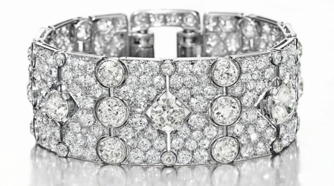 o femeie din nisa a gasit pe strada o bijuterie de 40 000 de euro si a predat o politiei