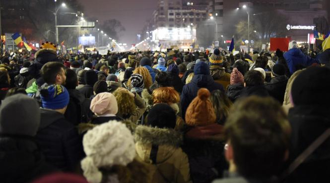 reuters mii de oameni protesteaza impotriva guvernului in romania